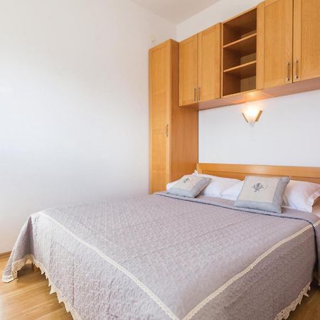 1 Bedroom Stunning Apartment In Makarska Esterno foto