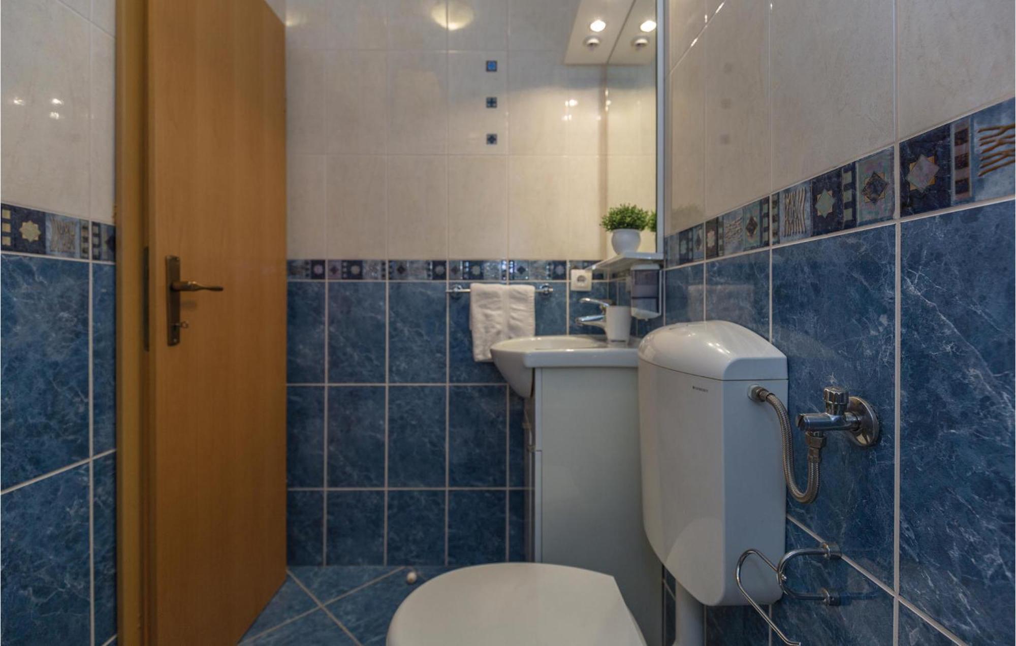 1 Bedroom Stunning Apartment In Makarska Esterno foto