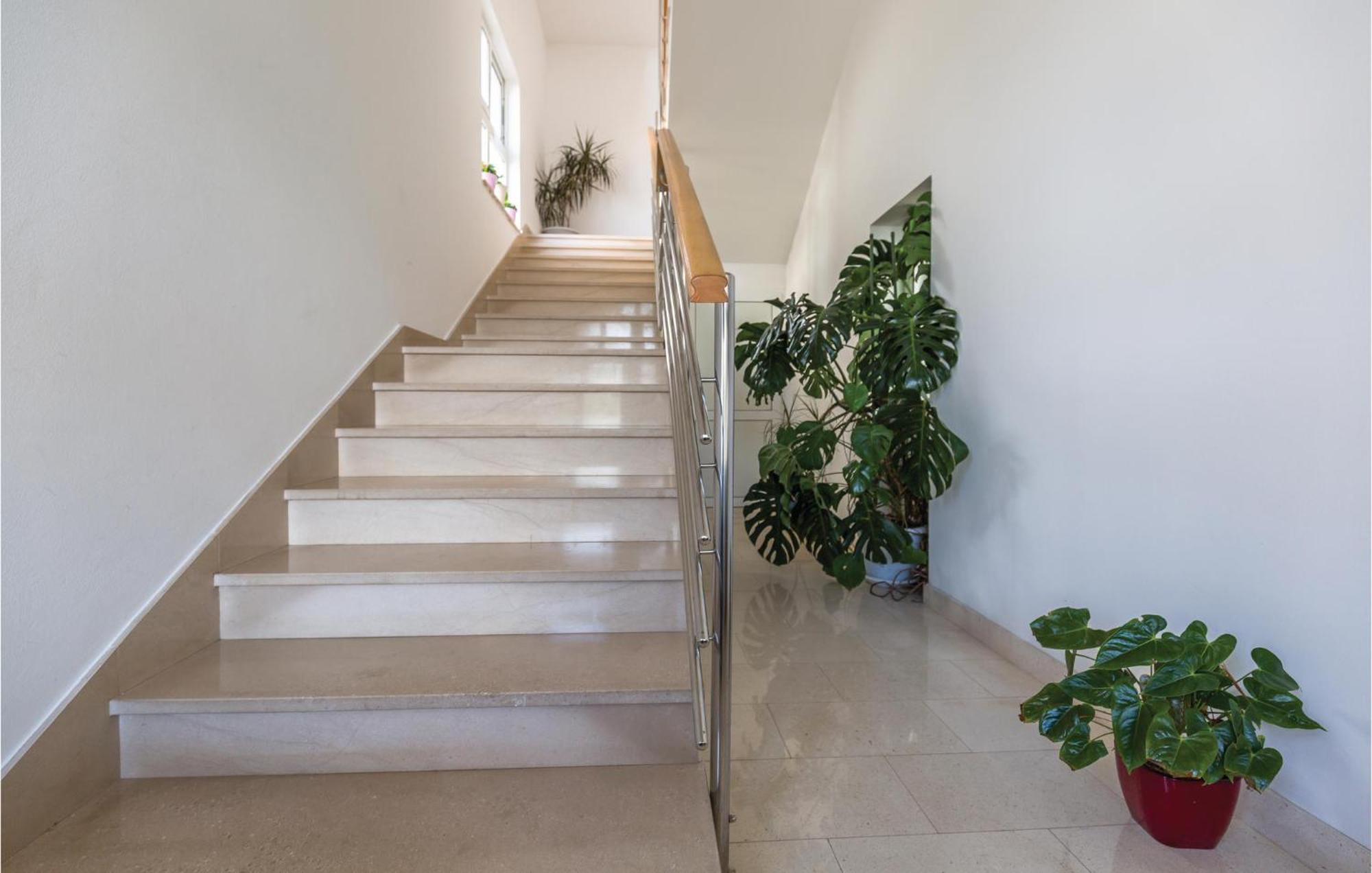 1 Bedroom Stunning Apartment In Makarska Esterno foto