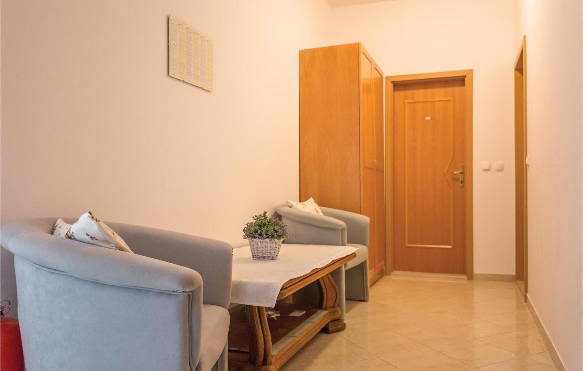 1 Bedroom Stunning Apartment In Makarska Esterno foto