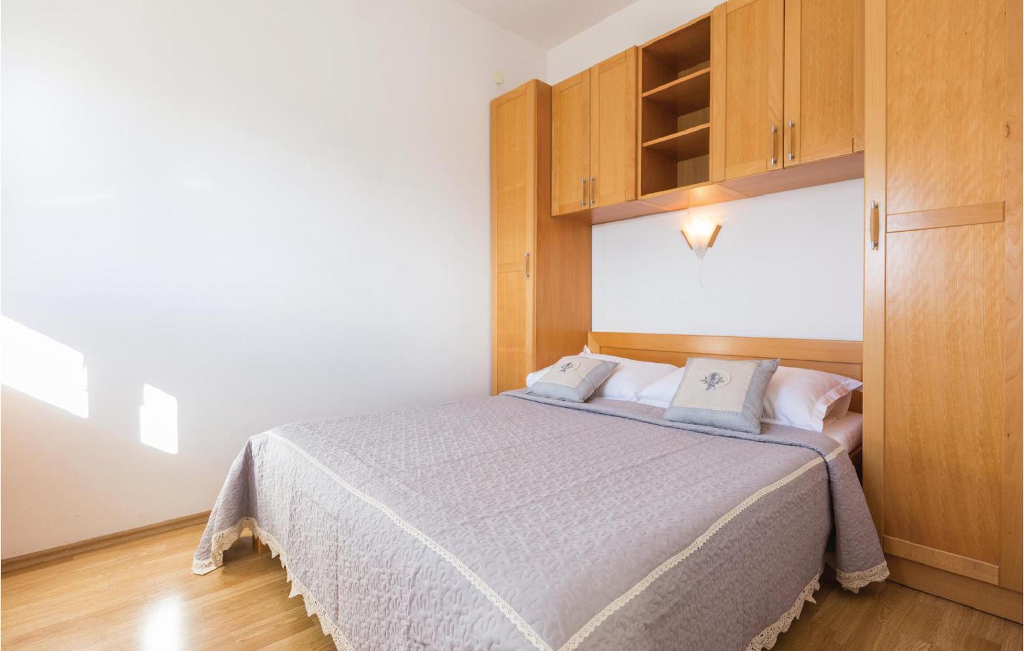 1 Bedroom Stunning Apartment In Makarska Esterno foto