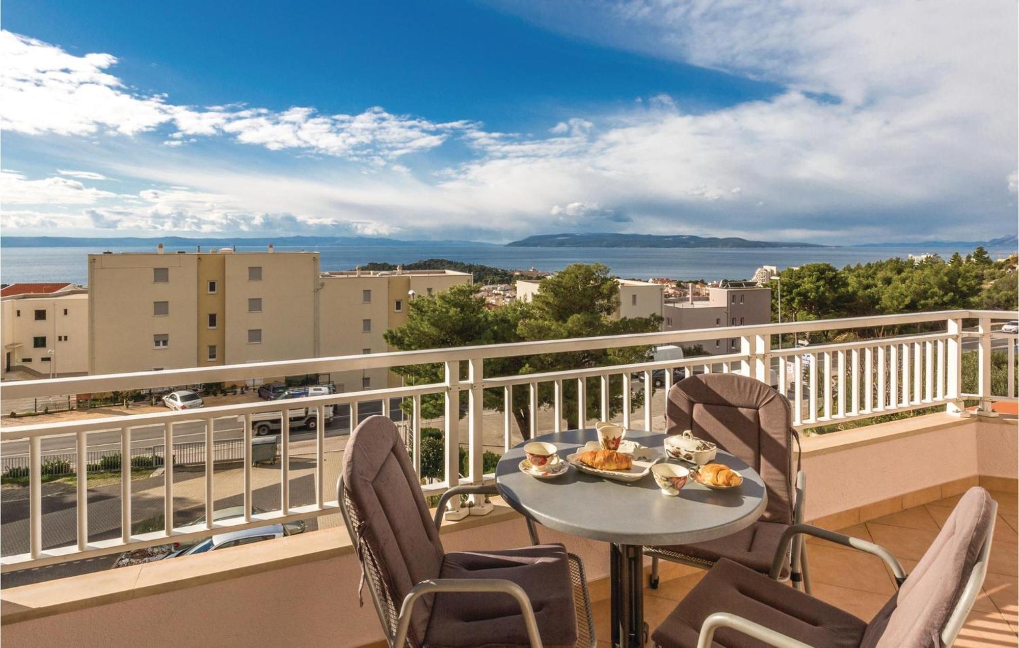 1 Bedroom Stunning Apartment In Makarska Esterno foto