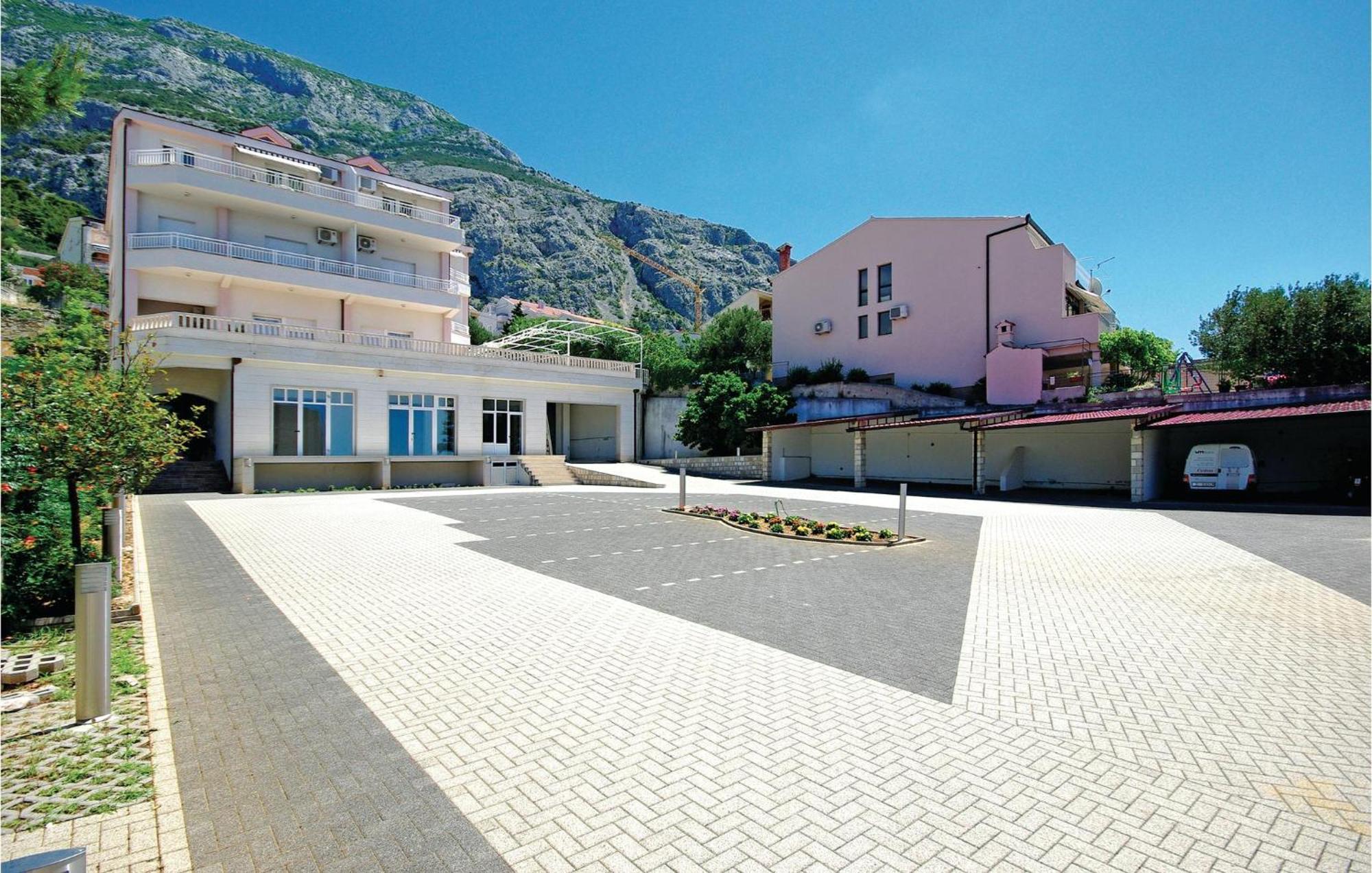 1 Bedroom Stunning Apartment In Makarska Esterno foto