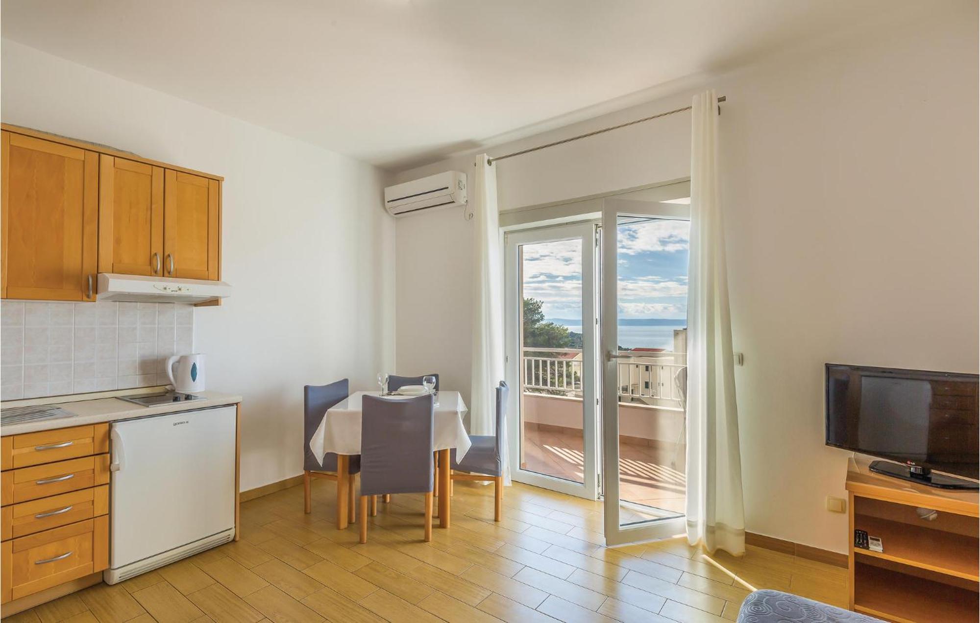 1 Bedroom Stunning Apartment In Makarska Esterno foto