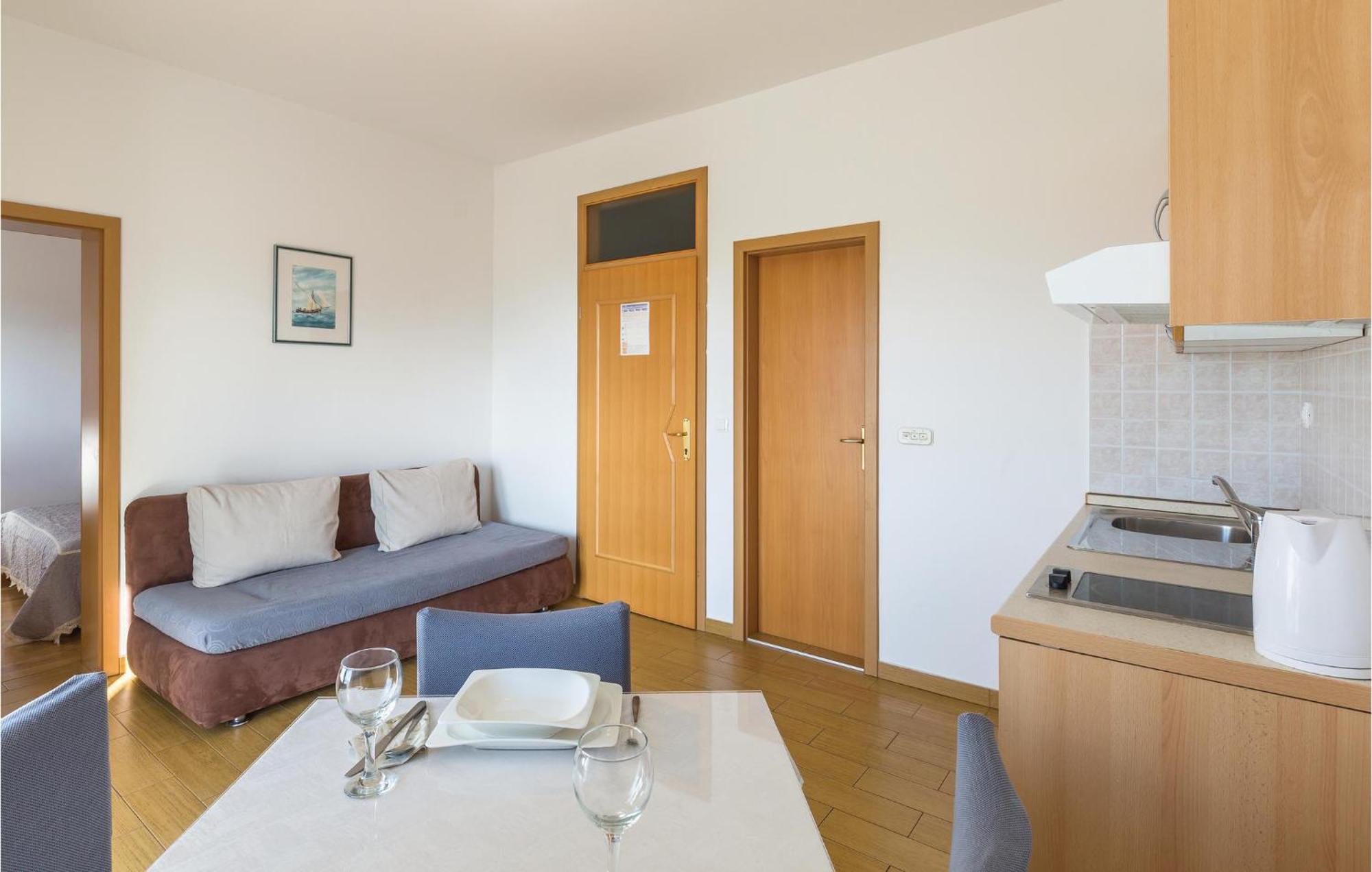 1 Bedroom Stunning Apartment In Makarska Esterno foto