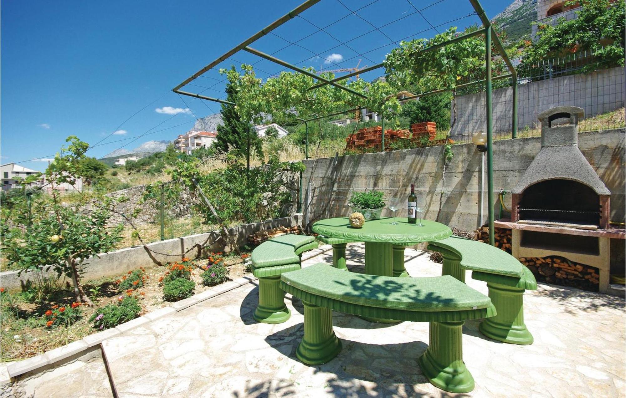1 Bedroom Stunning Apartment In Makarska Esterno foto